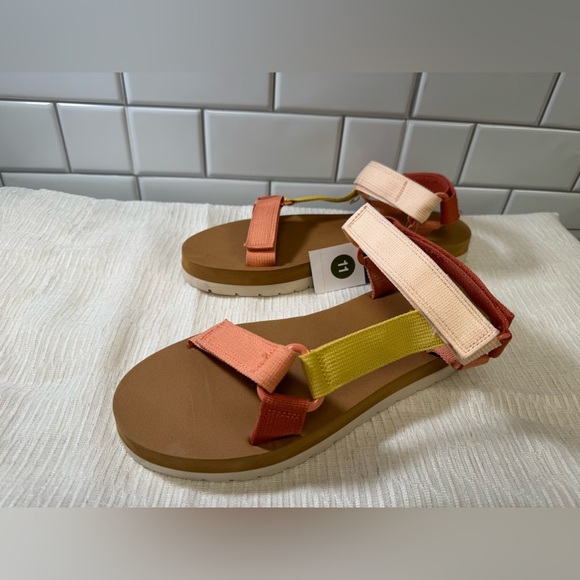 Platformed Sport Sandals - Picture 2 of 5